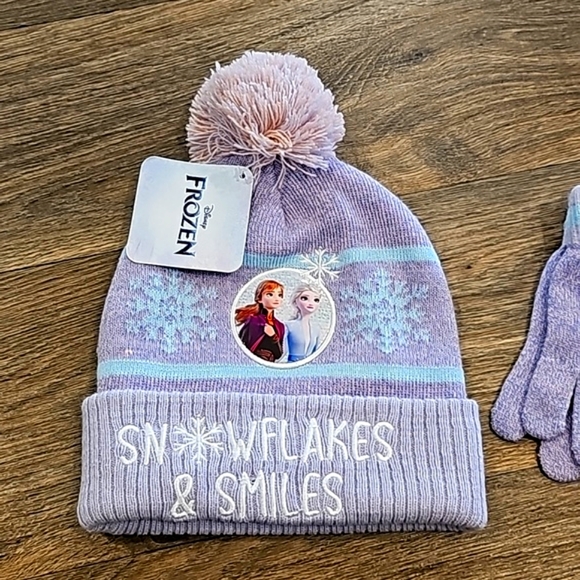 Disney Frozen girls winter hat and matching gloves - Picture 2 of 3
